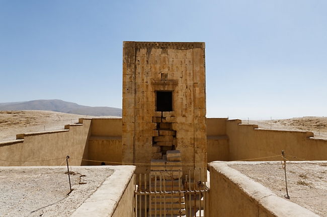 Naqsh-e Rostam-Cube de Zoroastre-003